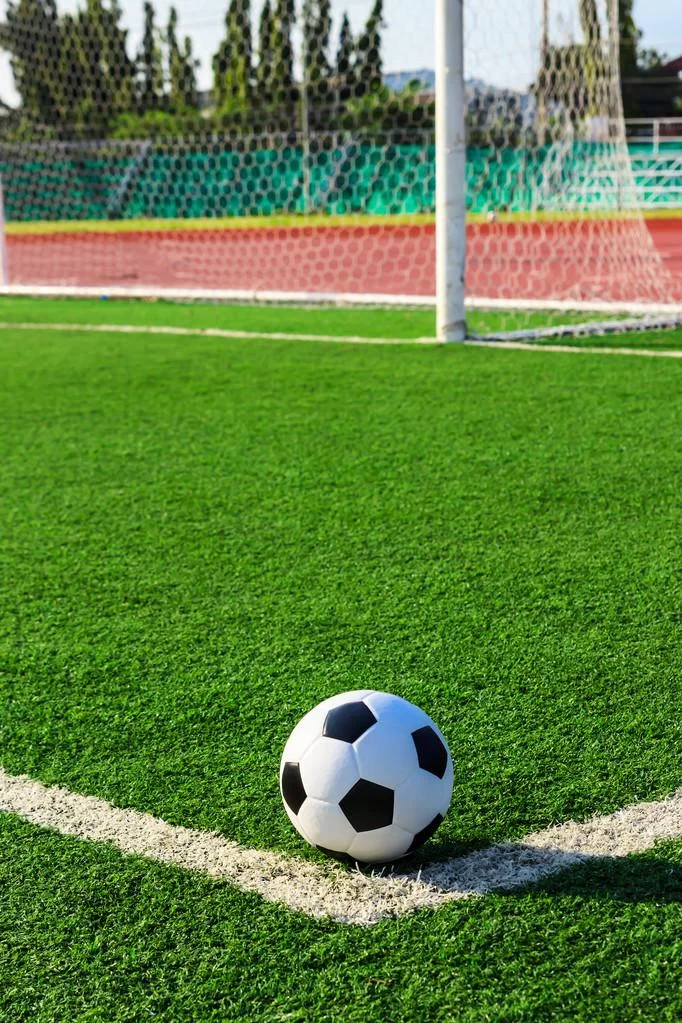 Tempat bola sepak rumput buatan dan padang: merevolusikan permainan di seluruh tempat